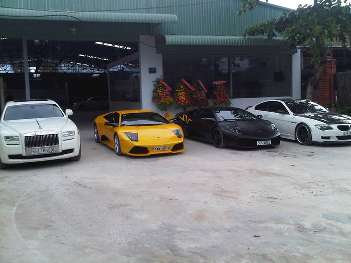 Cả hai siêu xe độc của Lamborghini cùng xuất hiện trong một Garage mới mở cùng với một số xe sang khác như Rolls-Royce.